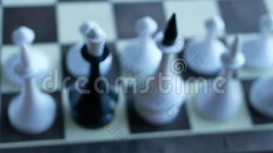 镜头从对焦位置移到象棋战场，黑皇后站在白人像中间。间谍叛徒